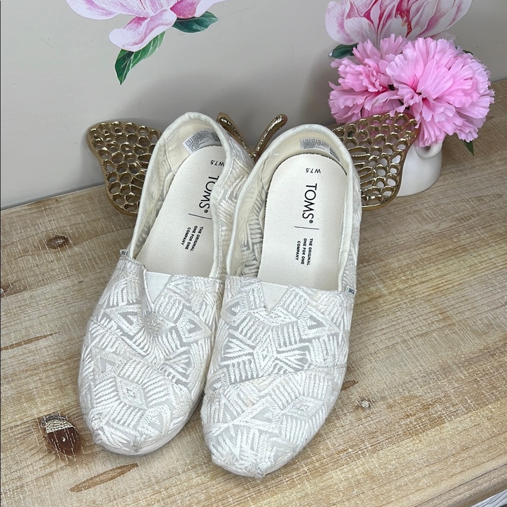 Toms Off-White Lace Flats Elegant Slip-On Shoes. 1-29